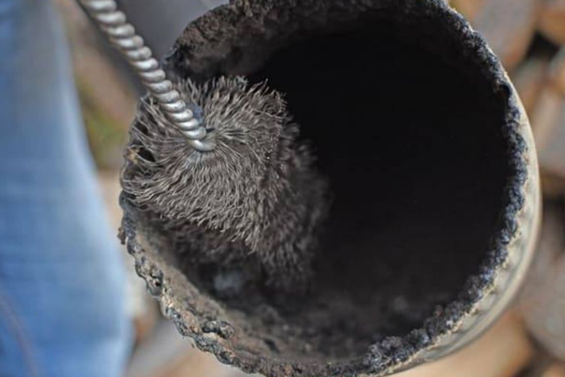 Détail ramonage cheminée Bourges - Expertise conduit